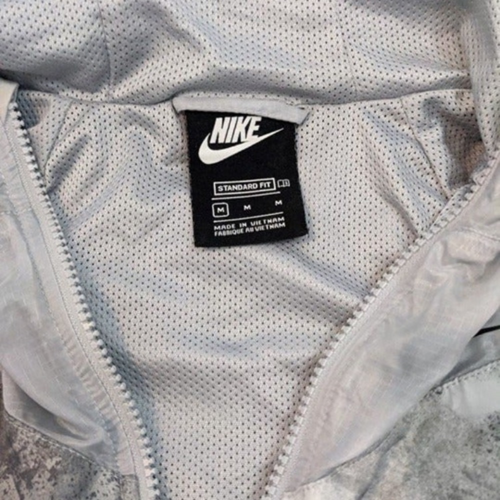 Nike size medium - Picture 3 of 3